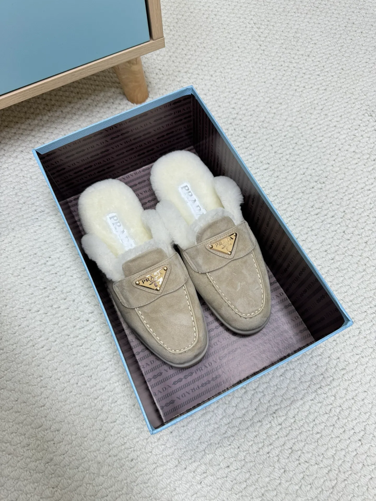 p560 🎉Prada toe-cap wool slippers, officially updated simultaneously, couple models are coming! 💑 Classic triangle buckle design, extremely fashionable. The all-wool lining and feet have excellent thermal insulation properties, allowing you to feel warm even in cold winter days. The comfortable TPU soles are extremely comfortable to wear, as if you are walking on the clouds. 😌 It is an excellent choice whether at home or out. Wear it with your significant other to show off your love and become the focus of street fashion. 💖This winter, let Prada toe-toe wool slippers accompany you, combining warmth and fashion. Come and get it now! 🛍️ Fabric: Imported frosted cowhide Lining: One-piece sheepskin imported from Australia Outsole: Original Tpu absorbent film outsole Female size: 35～41 (41 customized) Male size: 39～45 (45 customized)